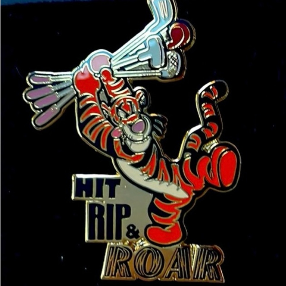 Disney Enamel Tigger HIT RIP AND ROAR collector golf pin. Unisex